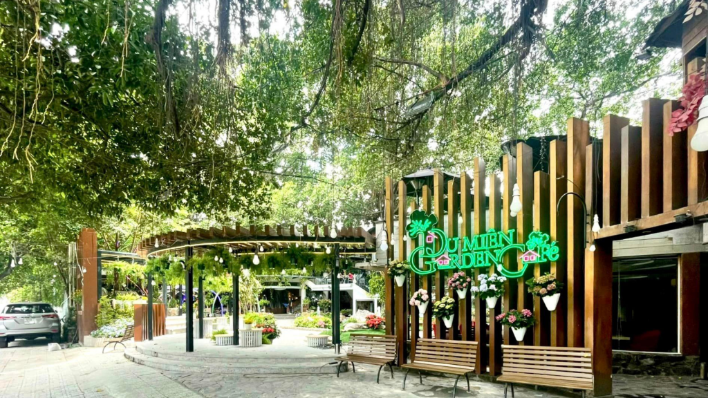 Cổng ra vào nhận diện quán "Du Miên Garden Cafe" 